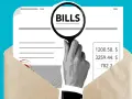 Lupe über "BILLS" auf Dokumenten in Umschlag. Hilfe vom Mieterbund bei der Nebenkostenabrechnung.