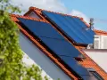 Dach mit Solarthermieanlage und Klimaanlage. Die solarthermieanlage kosten sind eine Investition in die Zukunft.