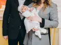 Elegancko ubrani rodzice z dzieckiem na chrzcinach. Inspiracja, jak ubrać się na chrzciny jako gość.