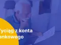 Starszy mężczyzna analizuje dokument, być może zastanawia się, jak uzyskać wyciąg bankowy.
