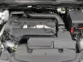Silnik Volvo V40, który często pojawia się w pozytywnych volvo v40 opinie. Czysty i zadbany, gotowy do dalszej jazdy.
