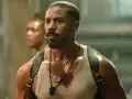 Michael B. Jordan jako John Kelly w filmie "Grzesznicy". W tle widać innych członków obsady.