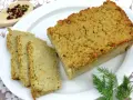Domowy pasztet na talerzu, pokrojony w plastry. Zastanawiasz się, czy pasztet można mrozić? Tak, można go zamrozić, by cieszyć się nim dłużej.