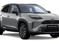 Srebrny Toyota Yaris Cross Hybrid z czarnym dachem, prezentujący nowoczesny design i hybrydowy napęd.