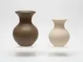 Två vaser, en i mörkbrun och en i ljusbeige, som om de vore formade av blå lera.