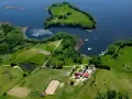 Malownicza wyspa z domkiem, idealne miejsce na camping inter nos. Wokół jezioro, lasy i zielone pola.