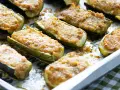 Zucchine ripiene tonno, un classico della ricetta della nonna, appena sfornate e pronte per essere gustate.