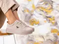 Idealne buty do kulotów? Beżowe sneakersy na grubej podeszwie, które dodadzą stylu każdej stylizacji.