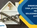 Casa encadenada con llave, sugiriendo que si te embargan la casa, pueden vivir en ella. Soluciones para evitarlo.