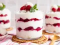 Schichtdessert mit Himbeeren und Kokosflocken, ein köstliches Raffaello Dessert.