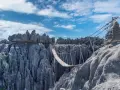 Most skalnych iglic Tsingy de Bemaraha, z wiszącym mostem nad przepaścią.