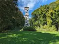 Der Aussichtsturm Ebersberg ragt majestätisch zwischen grünen Bäumen empor. Eine Wendeltreppe führt zur Spitze, von wo aus man eine herrliche Aussicht genießen kann.