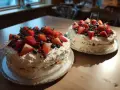 Två vackra gräddtårtor med jordgubbar och bär, perfekta som kakor till babyshower recept.
