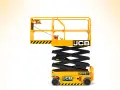 Żółty podnośnik nożycowy JCB z platformą roboczą. Sprawdź, jaka jest wynajem podnosnika cena dla tego elektrycznego modelu.