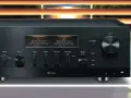 Test Yamaha R-N2000A: elegancki wzmacniacz z analogowymi wskaźnikami VU i pokrętłami do regulacji dźwięku.