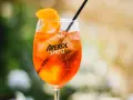 Ett glas Aperol Spritz med is, apelsinskiva och sugrör. Perfekt för en solig dag, vilket sodavatten till aperol spritz?