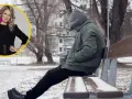 Kobieta w okręgu i przygnębiona osoba siedząca na ławce w zimowym parku.