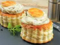 Deux bouchées à la reine garnies d'une sauce crémeuse aux champignons. La différence vol au vent et bouchée à la reine est subtile, mais ces délices sont irrésistibles.