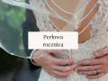 Perłowa rocznica ślubu. Dłonie obejmujące suknię ślubną z koronki i pereł.