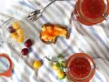Kriecherl-Marmelade auf Brot, Gläser und frische Früchte. Perfekt für leckere Kriecherl Rezepte.