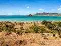 Madagaskar kiedy jechać? Suchy krajobraz z krowami i turkusowym morzem. Idealny czas na podróż to pora sucha, od kwietnia do października.