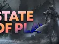 Un cazador con gabardina se alza ante un castillo sombrío, con el texto "STATE OF PLAY" en colores vibrantes.