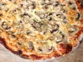 Pyszna pizza z pieczarkami i ciągnącym serem. Idealna na wspólne spotkanie, bo ile piec pizze, tyle radości!