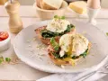 Dwa pyszne jajka po florencku na grzankach ze szpinakiem i bekonem, polane sosem. Idealne na brunch!