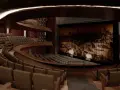 Nowoczesne wnętrze teatru z drewnianymi elementami i widownią w kształcie amfiteatru. To zapowiedź wielkiej reformy teatru, która odmieni doświadczenie widza.