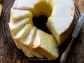 Delizioso chiffon cake al limone glassato, pronto per essere gustato.