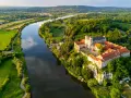 Malowniczy widok na Wisłę i opactwo na skale. Idealne miejsce na wycieczkę kraków rowerem.