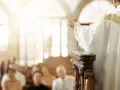 Ksiądz w bieli przemawia do wiernych. W kościele panuje skupienie, jakby każdy zastanawiał się, ile się daje na zapowiedzi.
