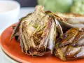 Alcachofas al horno, doradas y tiernas, listas para disfrutar. Un plato sencillo y delicioso.
