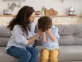 Mama pociesza płaczącego synka. Czy to może być afazja? Co to jest?