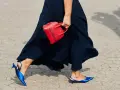 Eleganckie, granatowe buty z satyny i czerwona torebka Balenciaga. Idealne do granatowej sukienki.