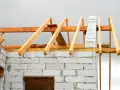 Drewniana więźba dachowa na budowie domu z bloczków. Zastanawiasz się, ile kosztuje więźba dachowa?