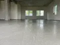 Świeżo wylana posadzka przemysłowa, gotowa do dalszych prac. Sprawdź, jaka jest posadzka przemysłowa cena.