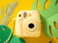 Żółty polaroid Fujifilm Instax Mini 8, idealny do natychmiastowych zdjęć. Co to jest polaroid? To aparat, który tworzy wspomnienia od ręki!