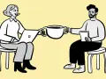 Dos personas sentadas, una con laptop y otra con papeles, comparten una taza de café. Podría ser una reunión para revisar la cuenta contable anticipo acreedores.