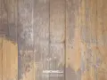 Parquet scolorito con segni di usura. Scopri i rimedi per riportarlo al suo antico splendore.