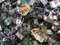 Stos elektronicznych śmieci, widok z góry. Wśród kabli i płytek drukowanych, datowanie 16 02 13.