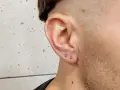 Dwa kolczyki w dolnej części ucha, idealnie pasujące do stylu. Ile goi się upper lobe?