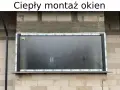Nowe okno w trakcie ciepłego montażu okien. Widać taśmy uszczelniające VEKA.