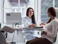 Lekarka rozmawia z ciężarną pacjentką o problemach z biegunką w ciąży.