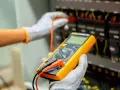 Elektryk wykonuje pomiary elektryczne. Sprawdź nasz pomiary elektryczne cennik usług.