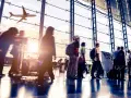Persone in un aeroporto con un aereo in volo fuori dalla finestra. Probabilmente l'aeroporto più vicino a Venezia.