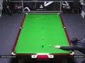 Gracz Umut Dikme celuje do bili podczas meczu snookera British Open. Wynik 38-68.