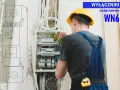 Elektryk montuje wyłączniki nadprądowe w rozdzielnicy. To kluczowe elementy instalacji elektrycznej chroniące przed przeciążeniem.