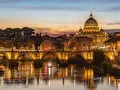 Zachód słońca nad Rzymem, z bazyliką św. Piotra i Ponte Sant'Angelo. Czy lecąc do Rzymu potrzebny jest paszport? Tak, jeśli podróżujesz spoza strefy Schengen.