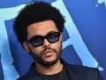 The Weeknd w okularach, z afro i zarostem, na niebieskim tle. Pośpiesz się jutro, bo to jego premiera!